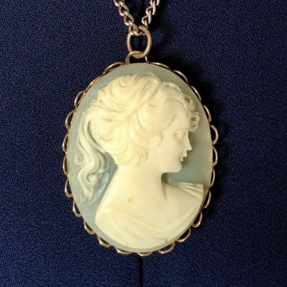 Jewelry - Cameo necklace on silver-tone chain